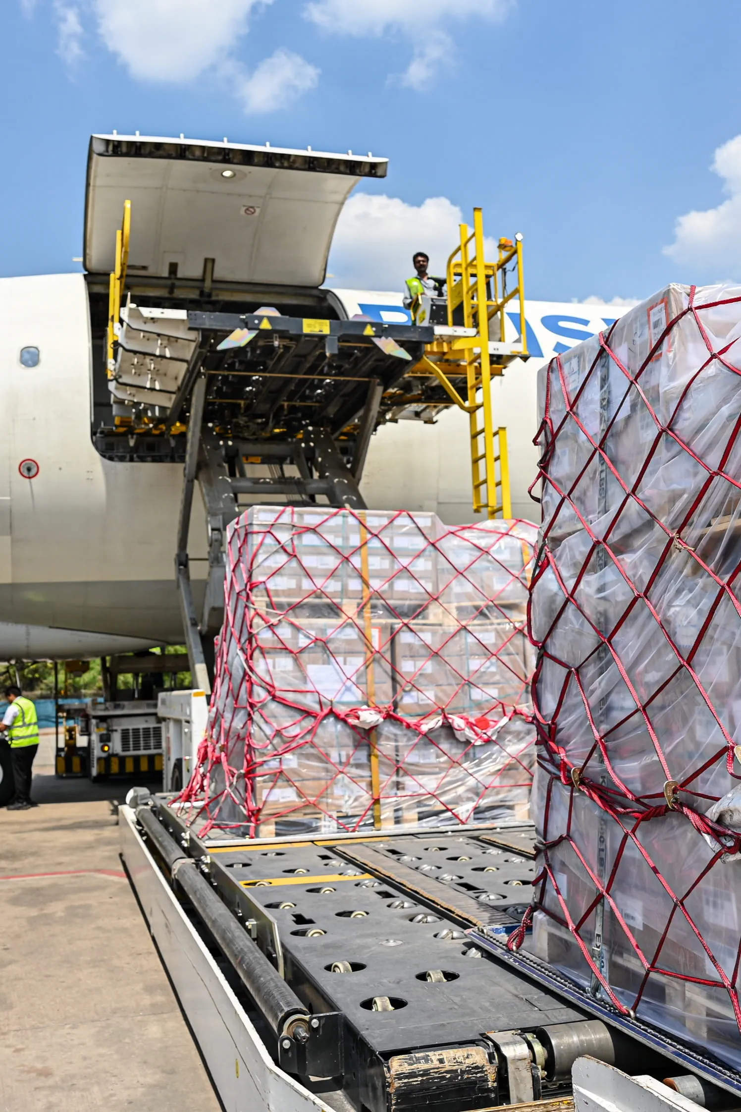 India to Canada luggage shipping service door-to-door baggage delivery international courier